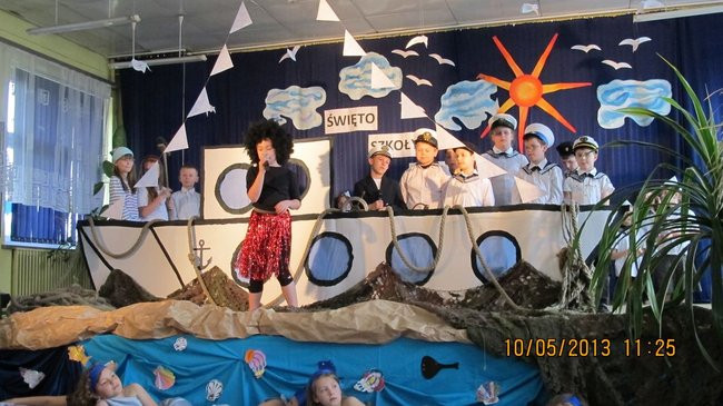 Dwójka świętowała z marynarzami (zdjęcie)