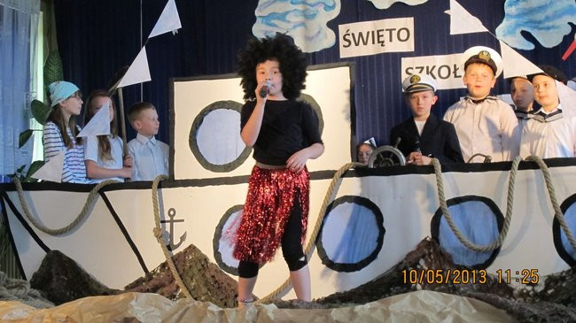 Dwójka świętowała z marynarzami (zdjęcie)