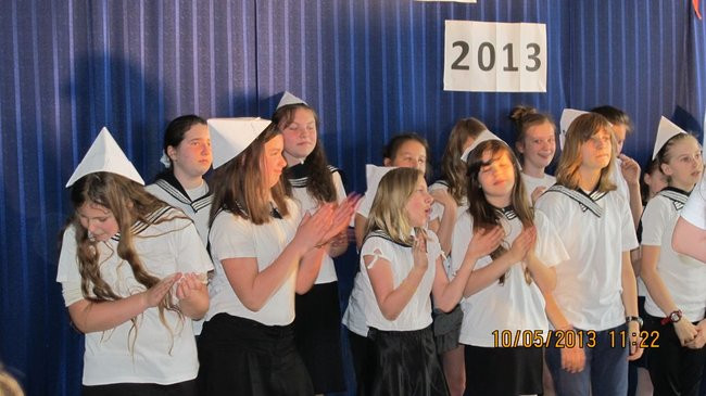 Dwójka świętowała z marynarzami (zdjęcie)