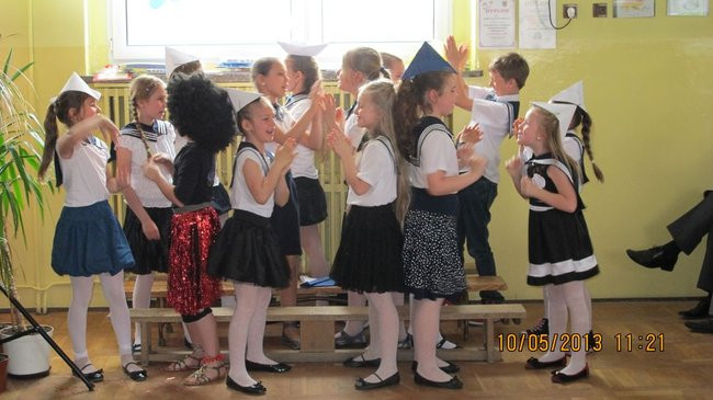 Dwójka świętowała z marynarzami (zdjęcie)