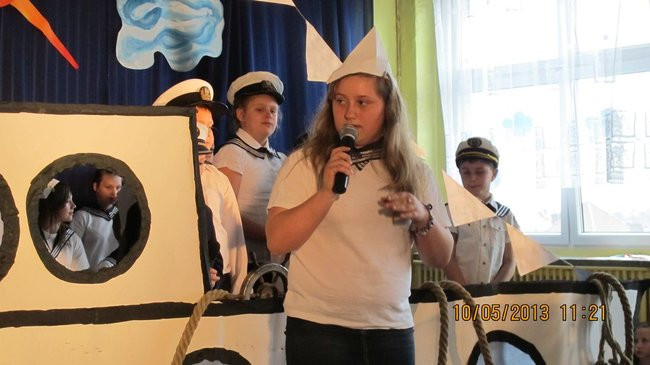 Dwójka świętowała z marynarzami (zdjęcie)