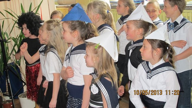 Dwójka świętowała z marynarzami (zdjęcie)