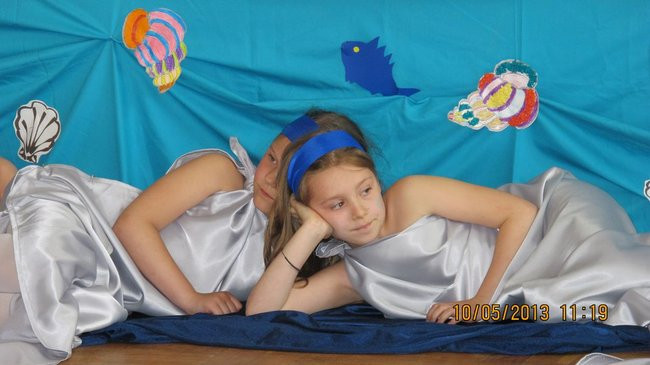 Dwójka świętowała z marynarzami (zdjęcie)