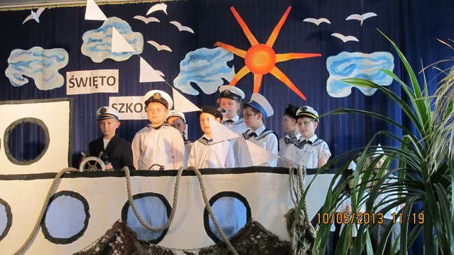 Dwójka świętowała z marynarzami (zdjęcie)