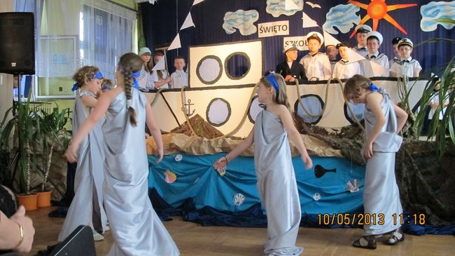 Dwójka świętowała z marynarzami (zdjęcie)