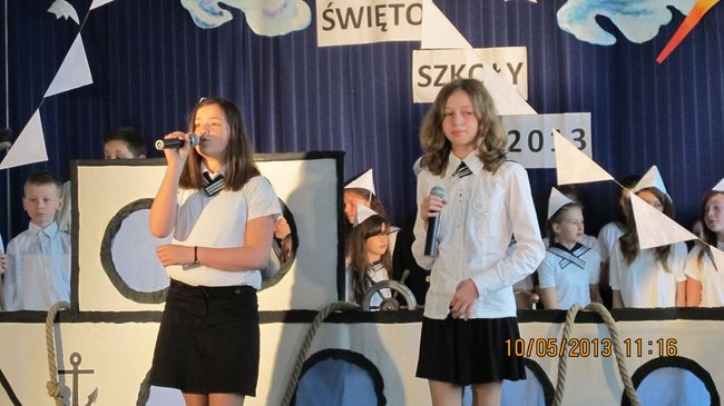 Dwójka świętowała z marynarzami (zdjęcie)