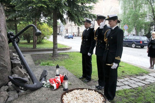 Dwójka świętowała z marynarzami (zdjęcie)