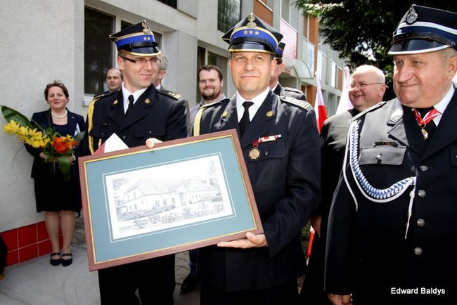 Strażacy świętowali przed komendą (wideo i zdjęcia)