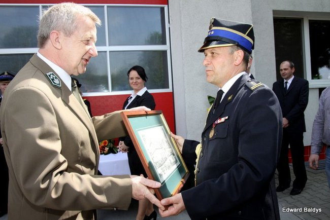 Strażacy świętowali przed komendą (wideo i zdjęcia)