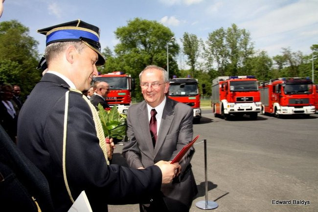 Strażacy świętowali przed komendą (wideo i zdjęcia)