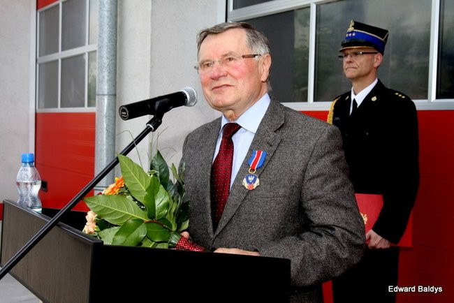 Strażacy świętowali przed komendą (wideo i zdjęcia)