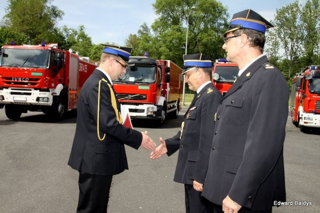 Strażacy świętowali przed komendą (wideo i zdjęcia)