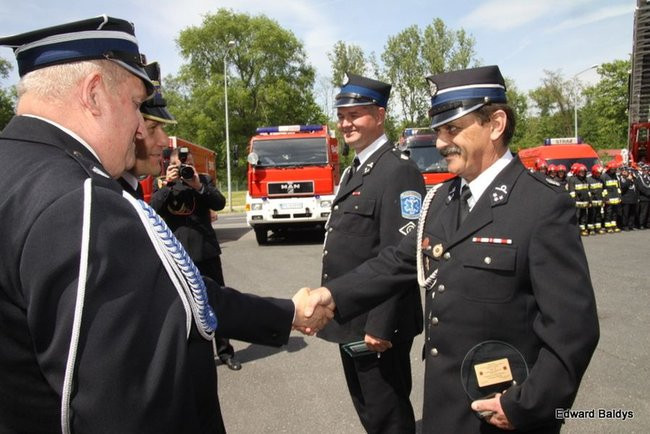 Strażacy świętowali przed komendą (wideo i zdjęcia)