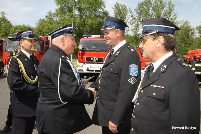 Strażacy świętowali przed komendą (wideo i zdjęcia)
