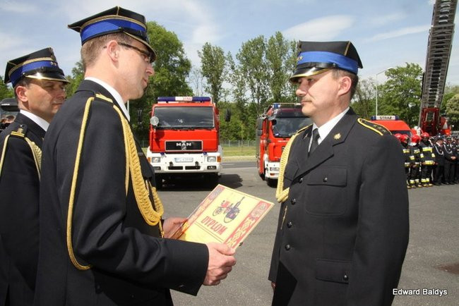 Strażacy świętowali przed komendą (wideo i zdjęcia)