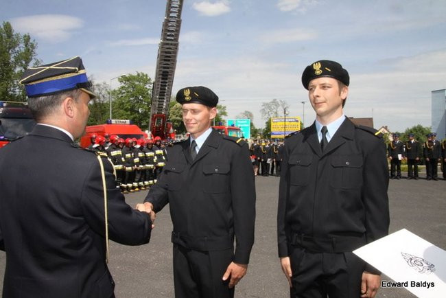 Strażacy świętowali przed komendą (wideo i zdjęcia)