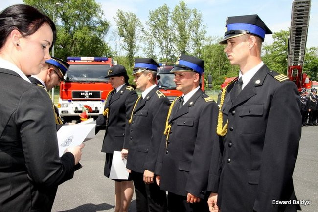 Strażacy świętowali przed komendą (wideo i zdjęcia)