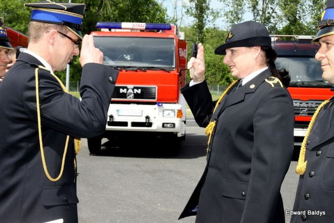 Strażacy świętowali przed komendą (wideo i zdjęcia)