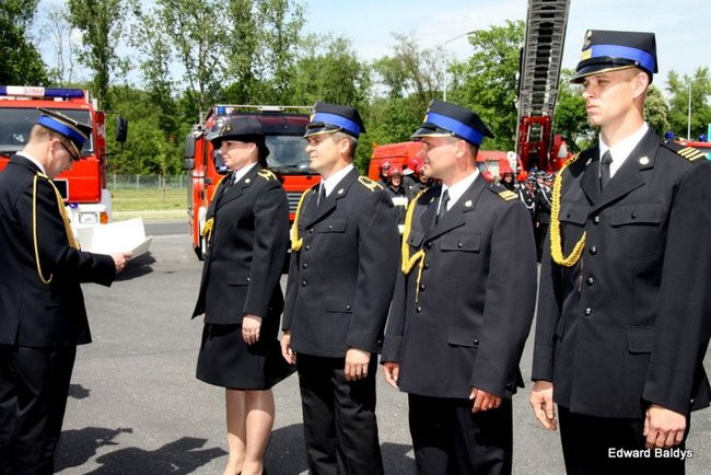 Strażacy świętowali przed komendą (wideo i zdjęcia)