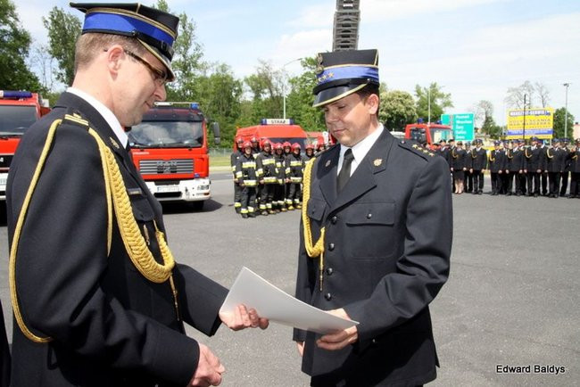 Strażacy świętowali przed komendą (wideo i zdjęcia)