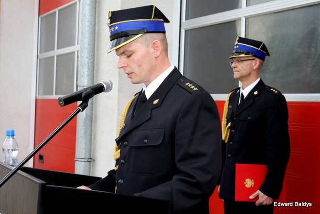 Strażacy świętowali przed komendą (wideo i zdjęcia)