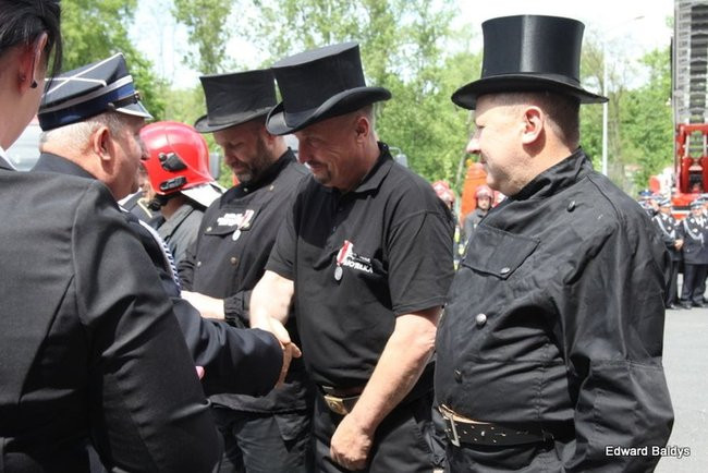 Strażacy świętowali przed komendą (wideo i zdjęcia)