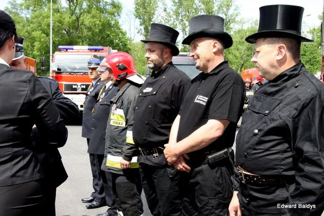 Strażacy świętowali przed komendą (wideo i zdjęcia)