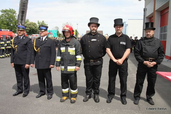 Strażacy świętowali przed komendą (wideo i zdjęcia)
