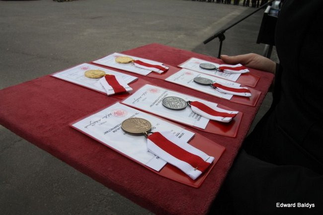 Strażacy świętowali przed komendą (wideo i zdjęcia)