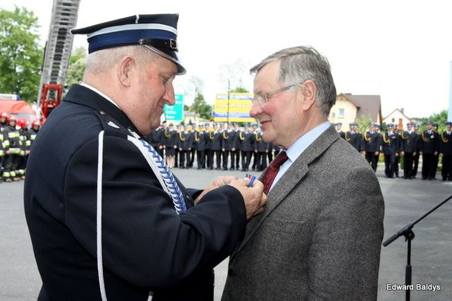 Strażacy świętowali przed komendą (wideo i zdjęcia)