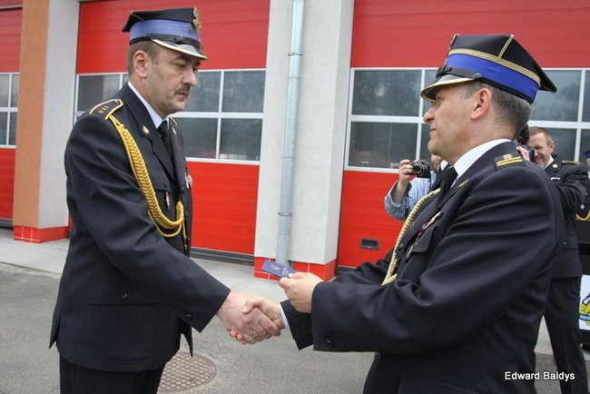 Strażacy świętowali przed komendą (wideo i zdjęcia)