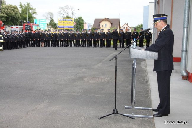 Strażacy świętowali przed komendą (wideo i zdjęcia)