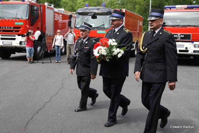 Strażacy świętowali przed komendą (wideo i zdjęcia)