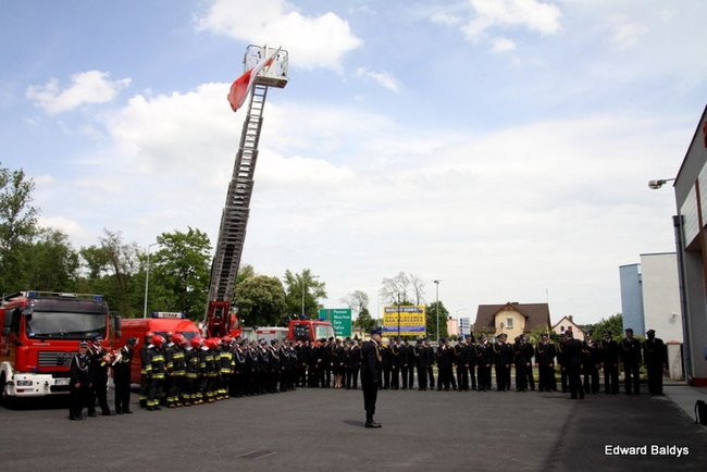 Strażacy świętowali przed komendą (wideo i zdjęcia)