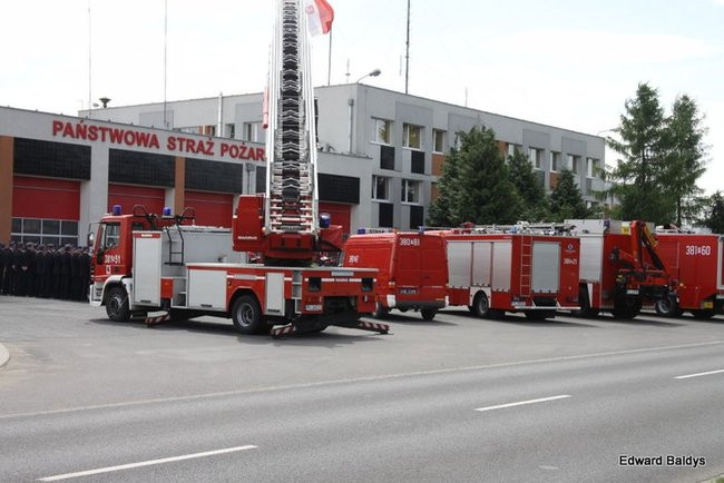 Strażacy świętowali przed komendą (wideo i zdjęcia)