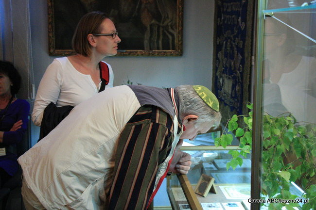 Oblężona synagoga (zdjęcia)