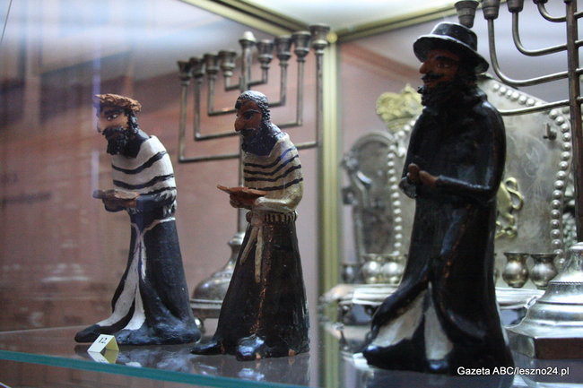 Oblężona synagoga (zdjęcia)