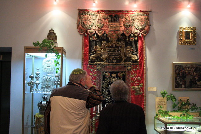 Oblężona synagoga (zdjęcia)