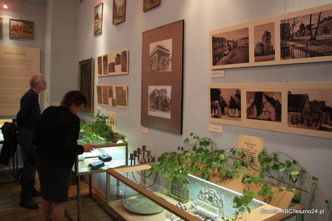 Oblężona synagoga (zdjęcia)