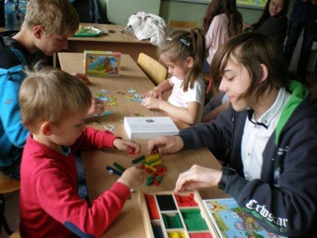 W Rydzynie przedszkolacy bawią się z gimnazjalistami (zdjęcia)