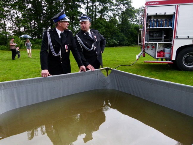 Sikająca stulatka (zdjęcia)