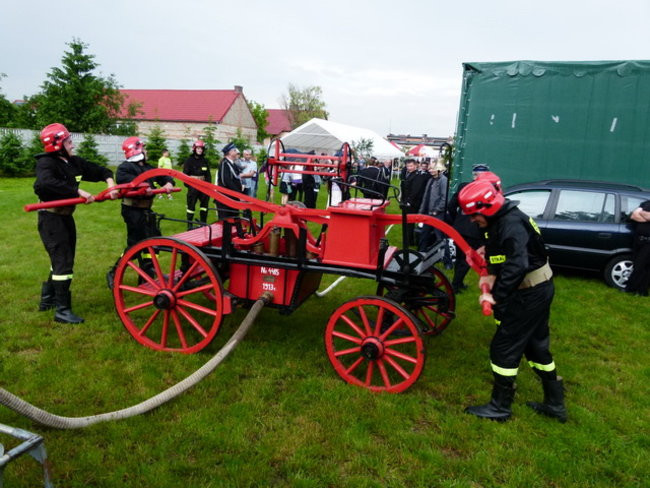 Sikająca stulatka (zdjęcia)