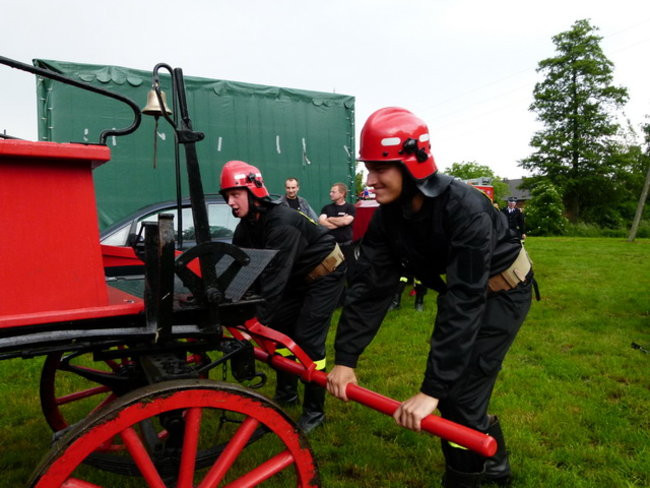 Sikająca stulatka (zdjęcia)