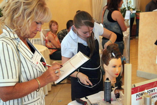 Jak czeszą uczennice (zdjęcia)