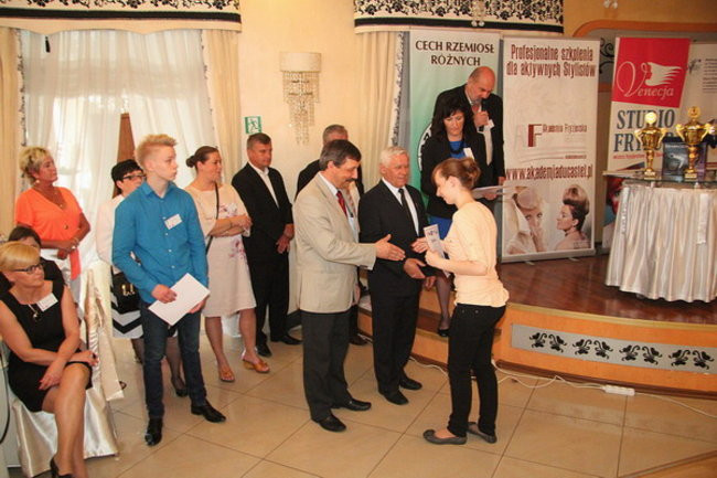 Jak czeszą uczennice (zdjęcia)