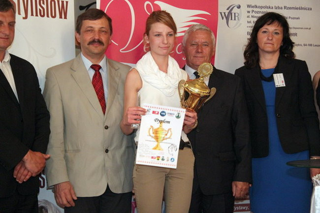 Jak czeszą uczennice (zdjęcia)