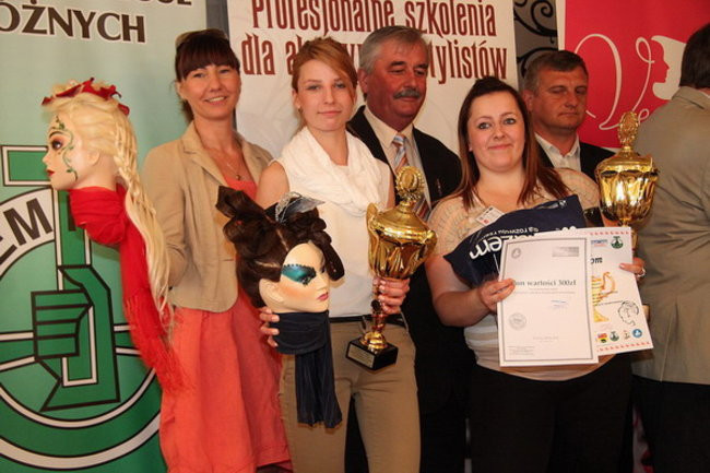 Jak czeszą uczennice (zdjęcia)