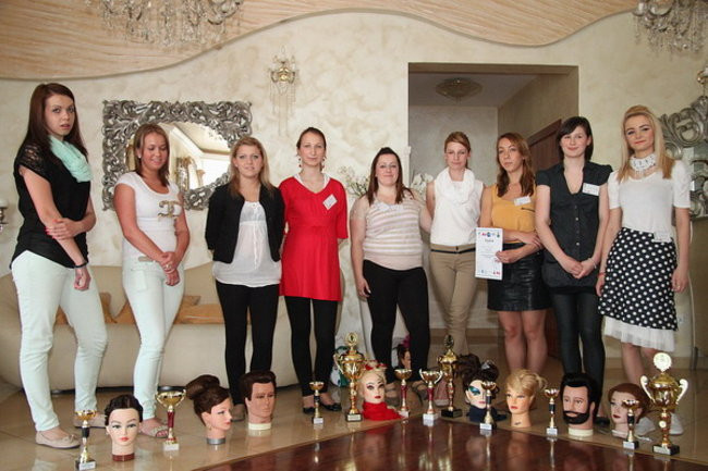 Jak czeszą uczennice (zdjęcia)