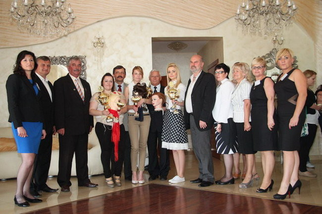 Jak czeszą uczennice (zdjęcia)