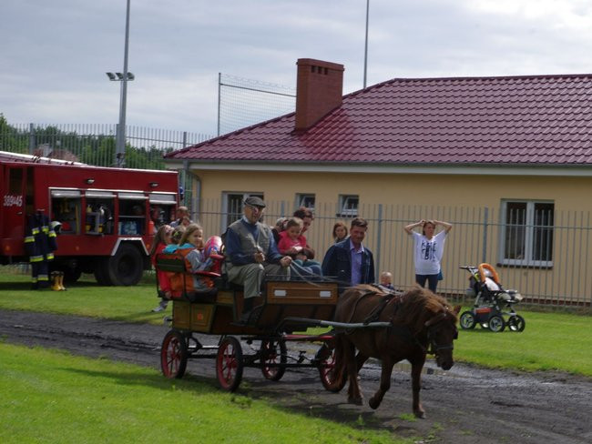 Kolorowo i wesoło powitali wakacje (zdjęcia)